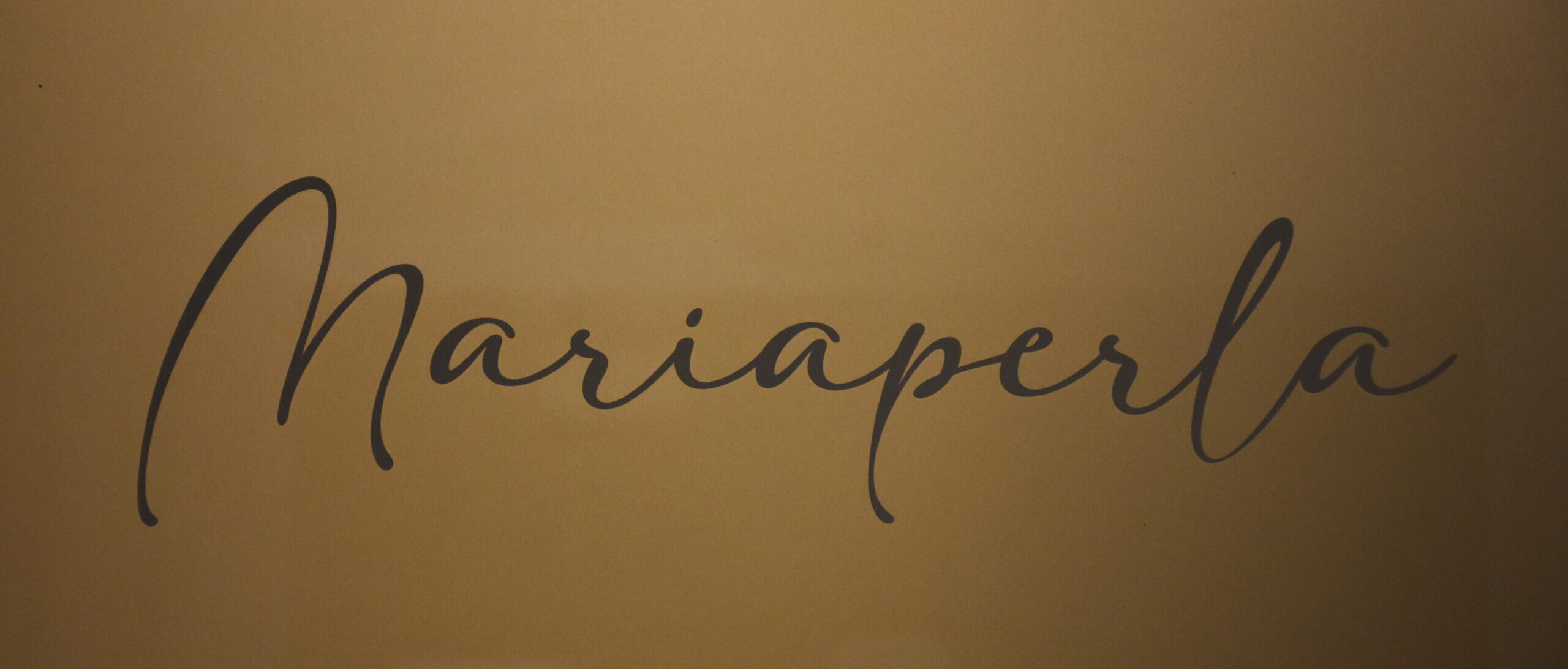 Testo calligrafico della stanza Mariaperla, incisa sulla porta di ingresso, sfondo ocra