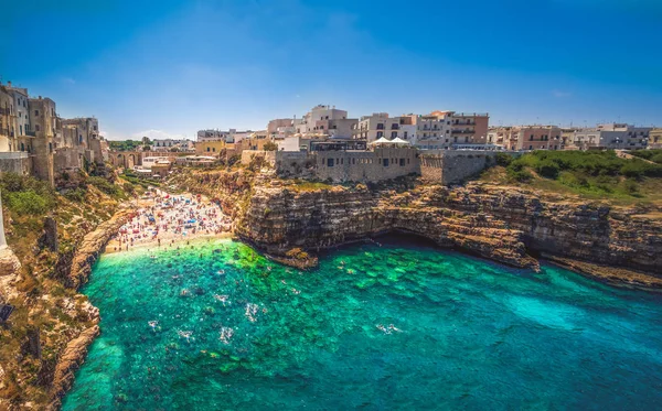Polignano con colori vivi del mare e ponte antico lama monachile
